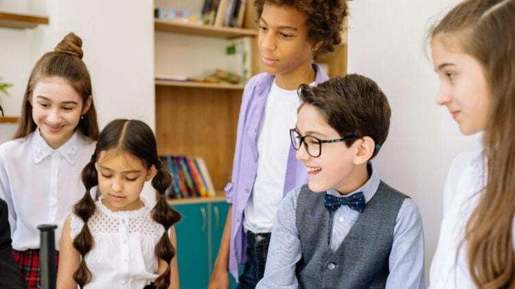 kids working together to put the easter story together