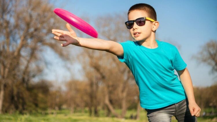 frisbee toss memorial day games for kids